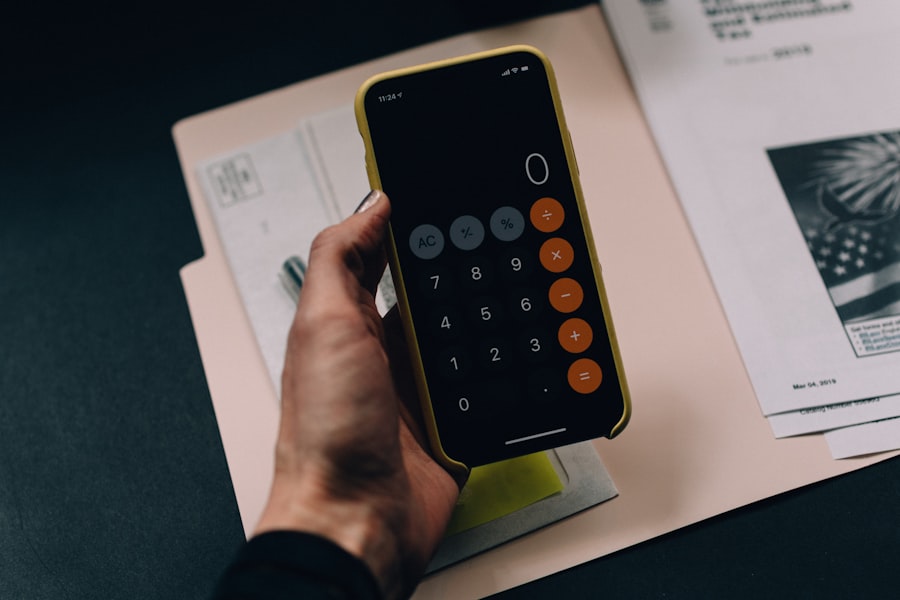 Documentos e calculadora usados em análise financeira